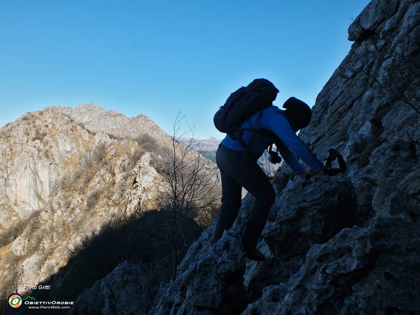 59 Passaggio impegnativo su un diedro di roccioni.JPG